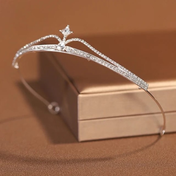 The Minimalist Crystal Tiara - Picture 3 of 4